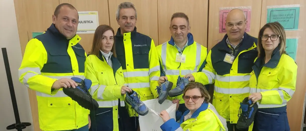 San Marco Argentano, le scarpe dei portalettere diventano pavimentazione per parchi giochi