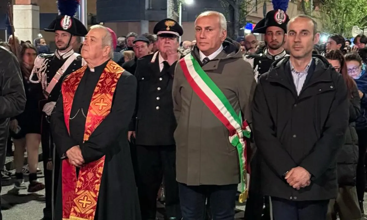 Cosenza, migliaia di fedeli dietro la croce di Cristo per la Via Crucis
