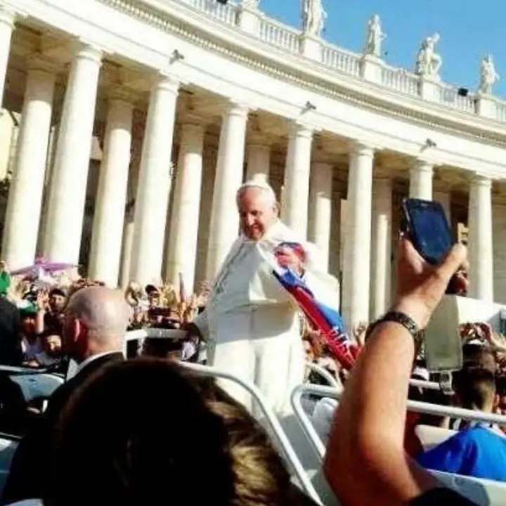 Papa Francesco e la sciarpa del Cosenza, la foto che fece impazzire il web