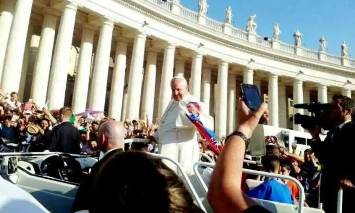 Papa Francesco e la sciarpa del Cosenza, la foto che fece impazzire il web