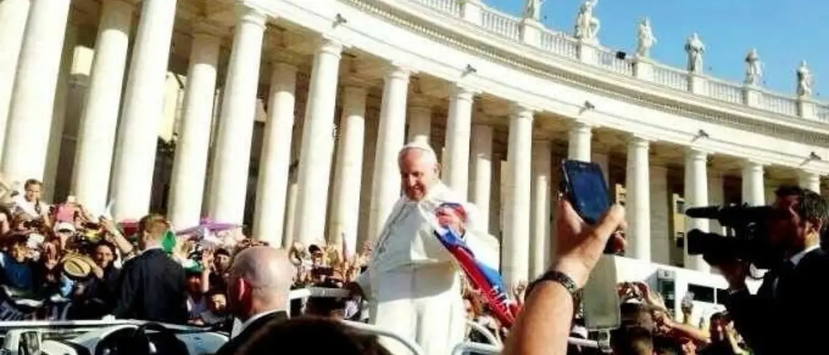 Papa Francesco e la sciarpa del Cosenza, la foto che fece impazzire il web