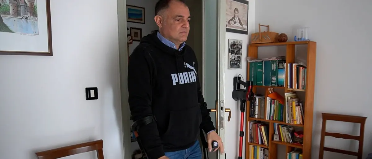 Torna a casa in treno per Pasqua, l'odissea di un calabrese: «Io, disabile, umiliato sotto la pioggia»