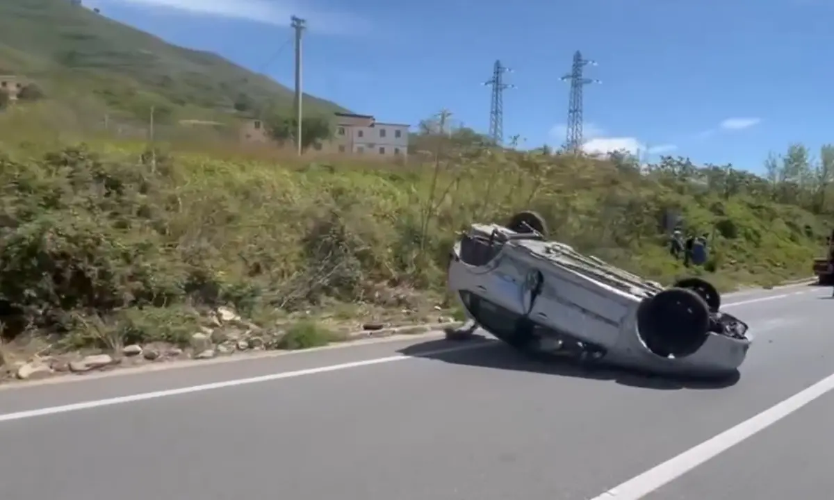 Incidente sulla SS 18: auto si ribalta, giovane donna trasportata in ospedale a Paola