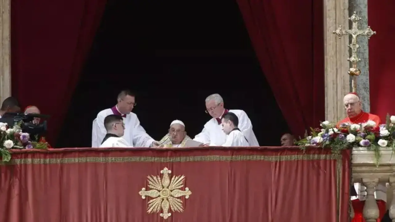 Papa Francesco si affaccia da San Pietro per la benedizione Urbi et Orbi: «Cristo è risorto, corriamo verso la vita»