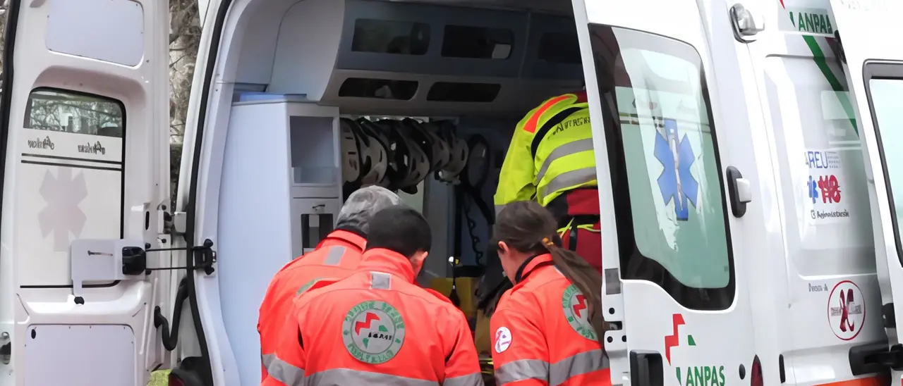 Cede la ringhiera della terrazza, sei feriti dopo un volo di cinque metri