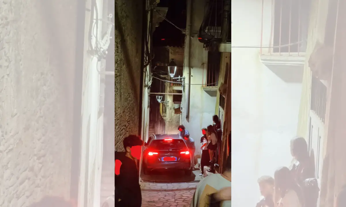 Cetraro, sbagliano strada e restano incastrati in un vicolo del centro storico