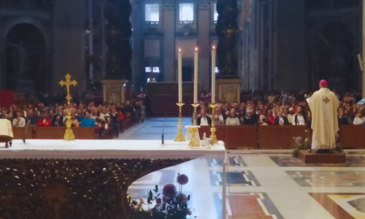 L’Arcivescovo Checchinato prega sulla salma di Papa Francesco e presiede la messa a San Pietro