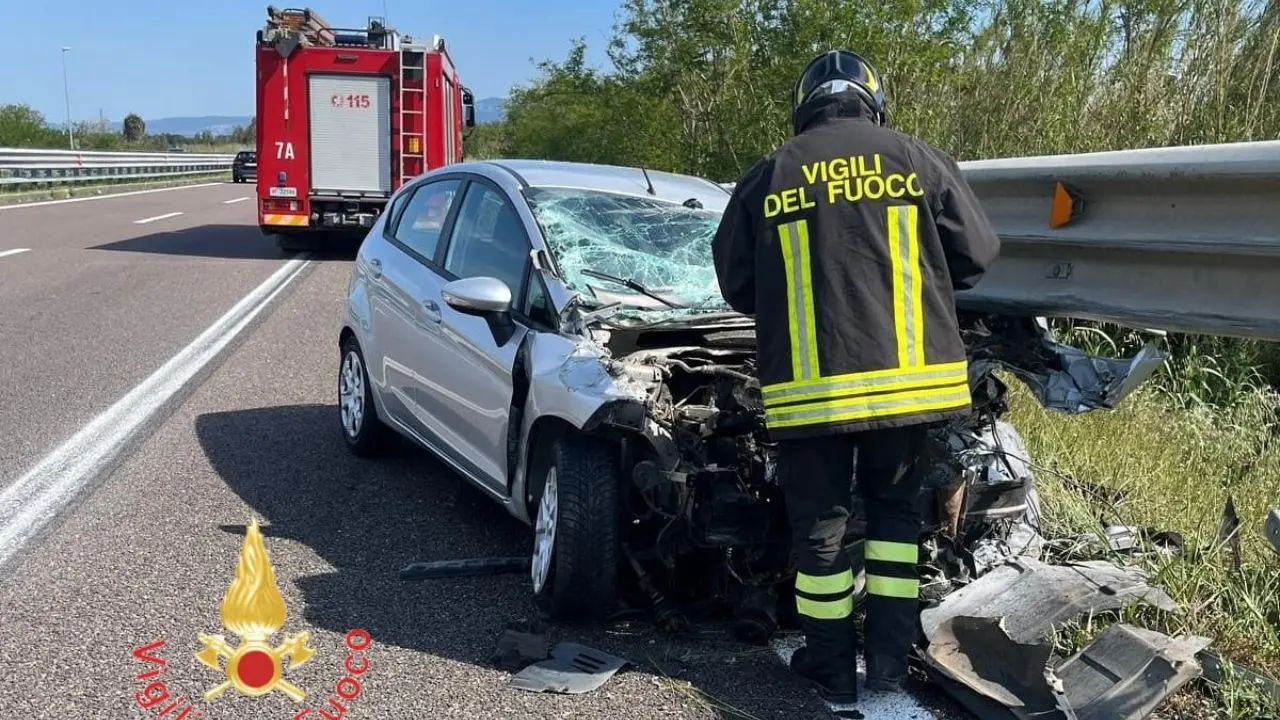 Lamezia, perde il controllo dell'auto sull'A2 e impatta contro il guardrail: ferita una donna