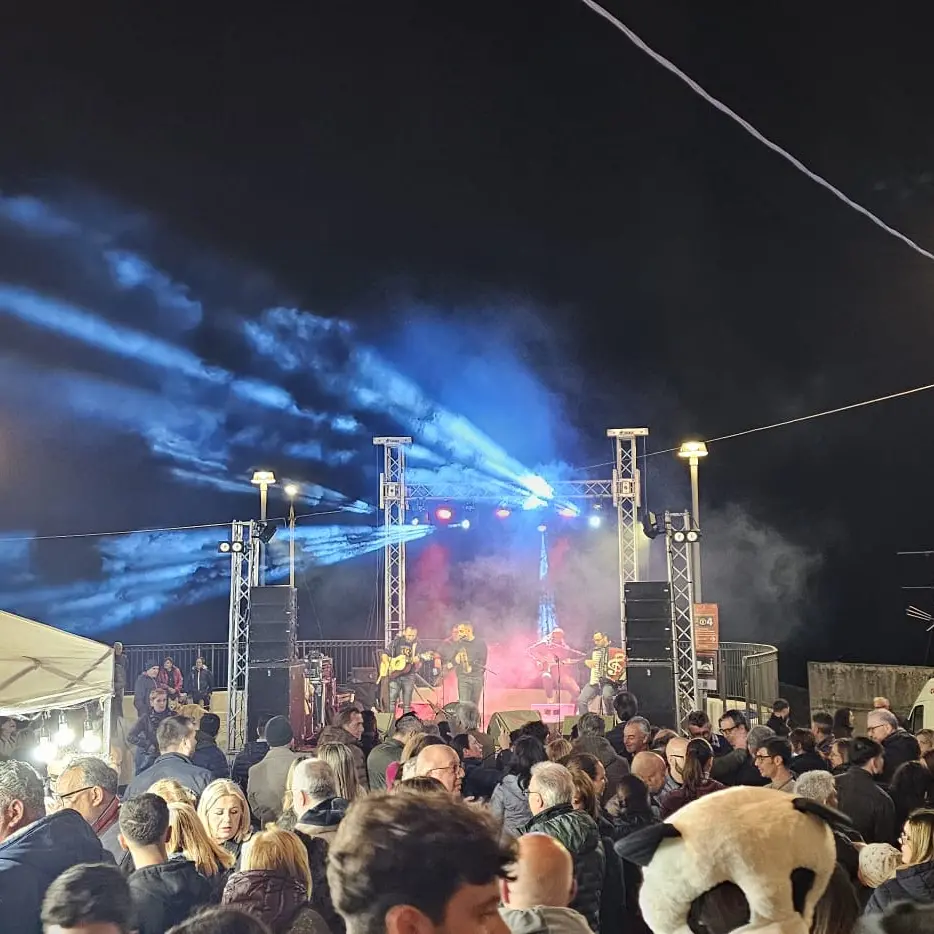 Notte dei Fuochi a Corigliano Rossano tra vento, giovani e presenza diffusa