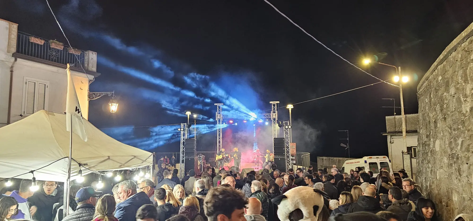 Notte dei Fuochi a Corigliano Rossano tra vento, giovani e presenza diffusa