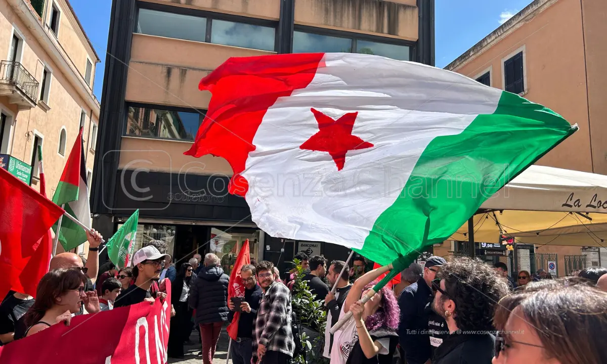 Cosenza si colora di rosso, in centinaia al corteo antifascista del 25 aprile | FOTO