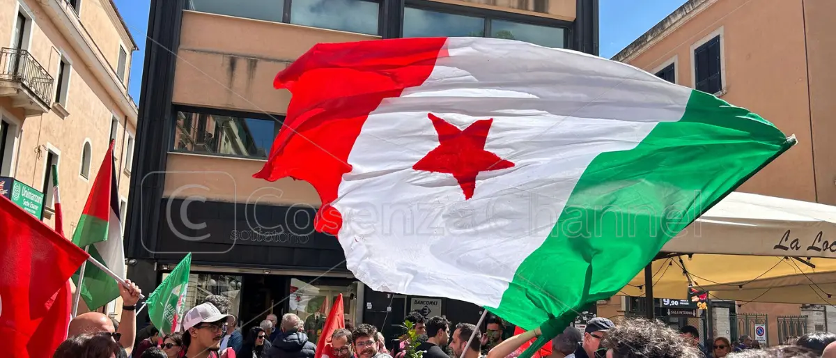 Cosenza si colora di rosso, in centinaia al corteo antifascista del 25 aprile | FOTO