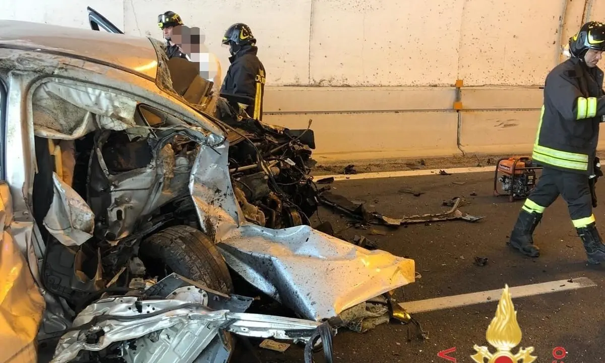 Incidente mortale sulla SS 106. Auto contro la galleria, perde la vita un uomo