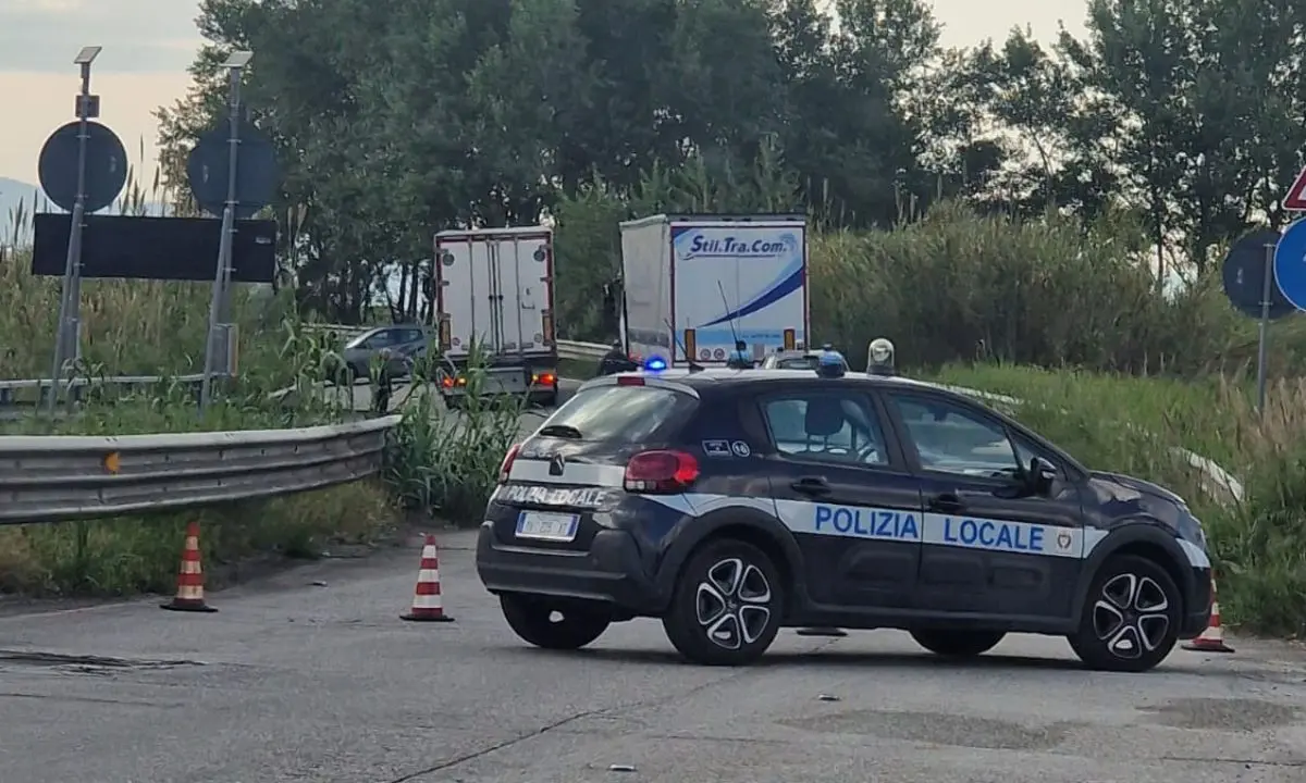Cosenza, scontro tra un'auto e un camion nei pressi di via Popilia