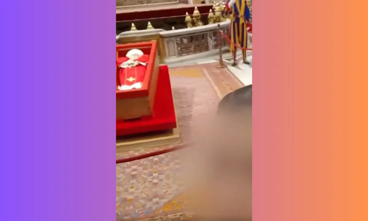 Selfie davanti alla salma di Papa Francesco: tra indignazione e ricerca di visibilità
