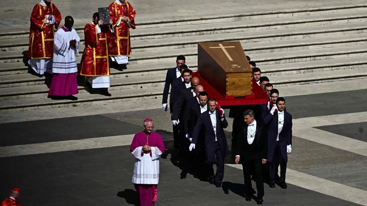 Funerali Papa Francesco, monsignor Checchinato: «Quelle scarpe consunte segno della sua personalità»