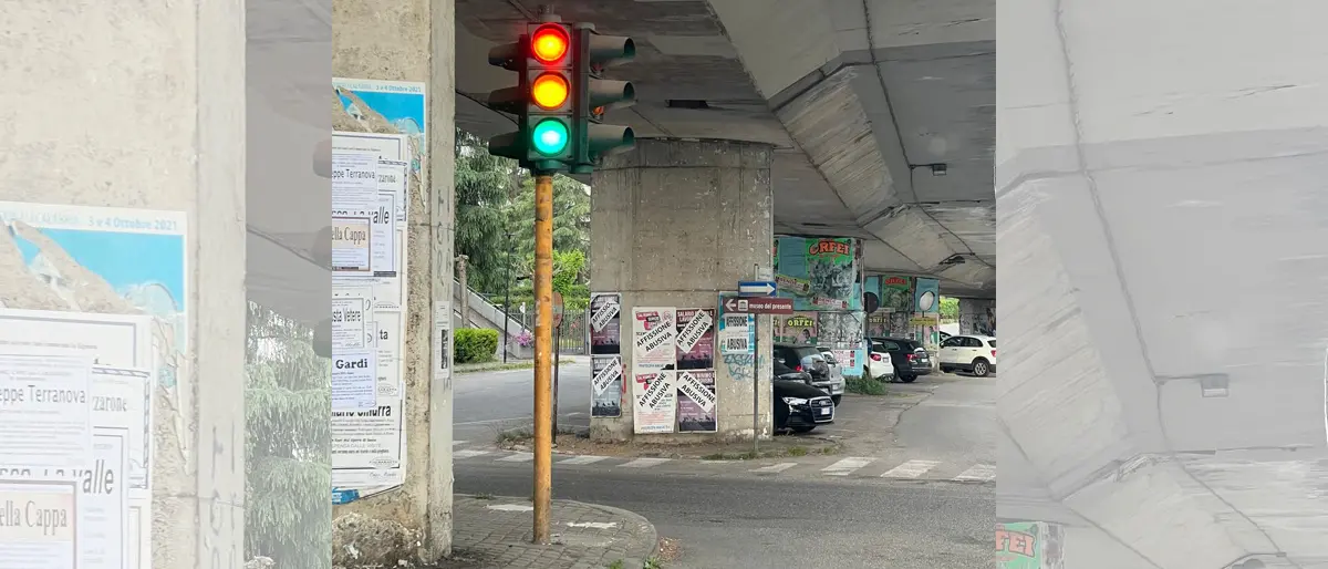 Rende, incroci pericolosi nel caos. Dopo due settimane semafori ancora in tilt