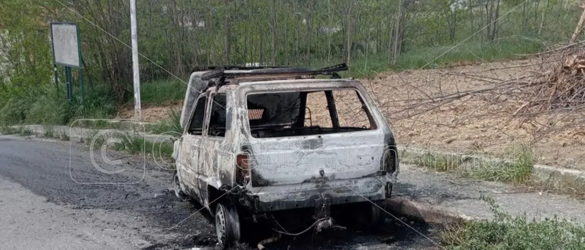 Acri, una Panda prende fuoco durante la marcia. Vivo l'anziano conducente