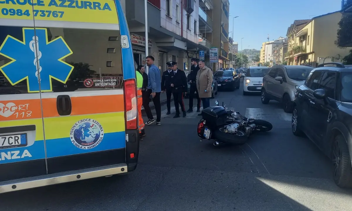 Incidente tra auto e moto in via Popilia: ferito un centauro