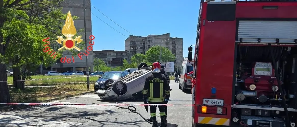 Incidente su viale Magna Graecia a Catanzaro: auto si ribalta contro un albero