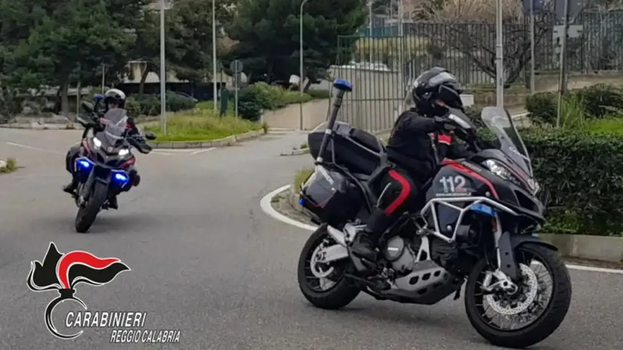 Reggio Calabria, dà un calcio in testa alla compagna per gelosia: lei lo denuncia