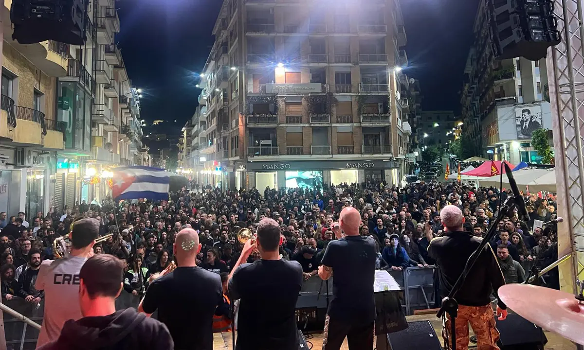 A Cosenza un Primo Maggio di lotta e musica: la Banda Bassotti esalta la piazza