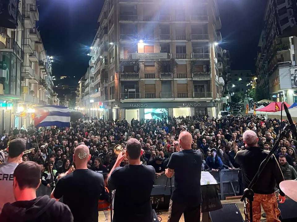 A Cosenza un Primo Maggio di lotta e musica: la Banda Bassotti esalta la piazza