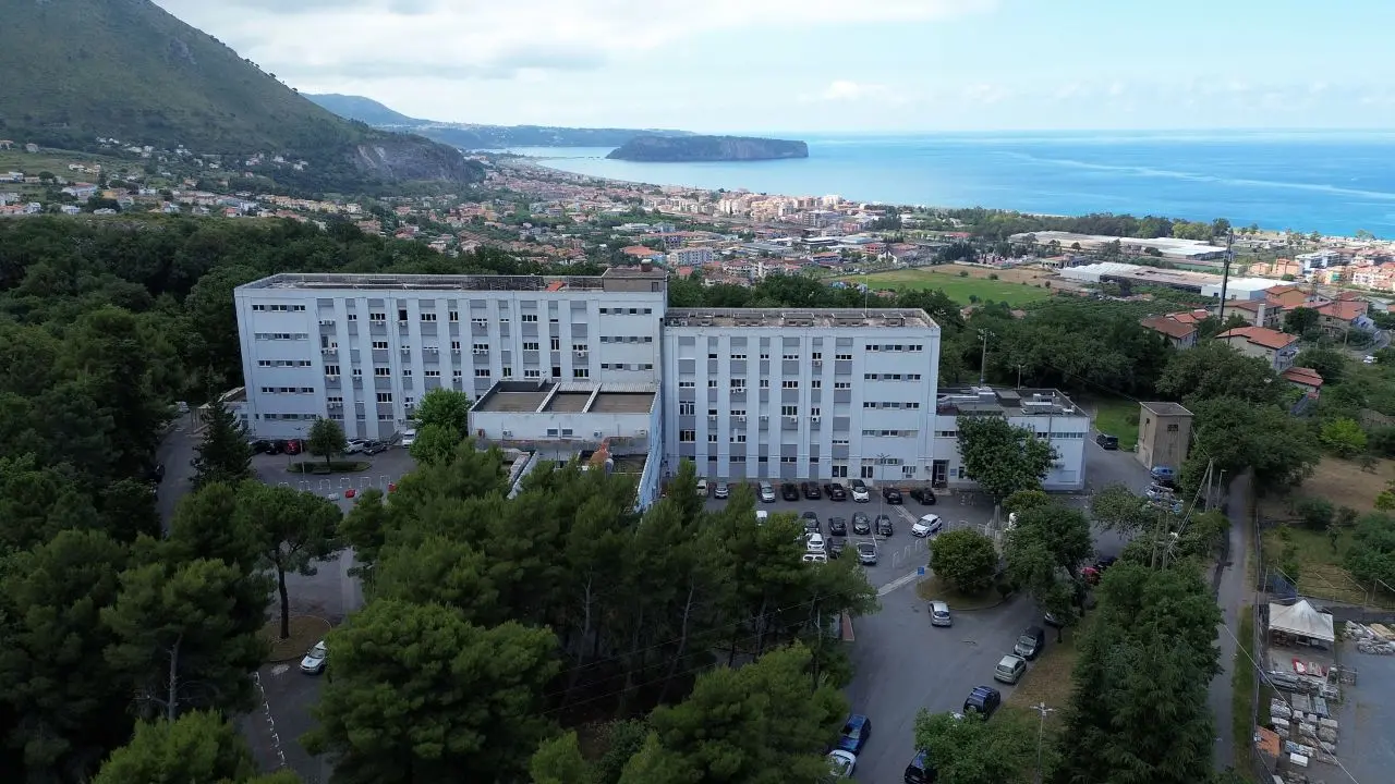 Praia a Mare, De Lorenzo: «L'ospedale salvato dal nuovo atto aziendale, ma servono fondi»