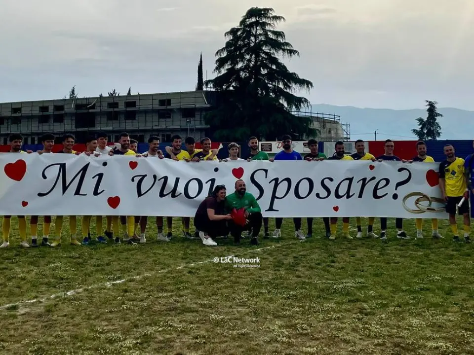 Carmine Perri, proposta di matrimonio sul campo dopo la promozione della Kratos Bisignano