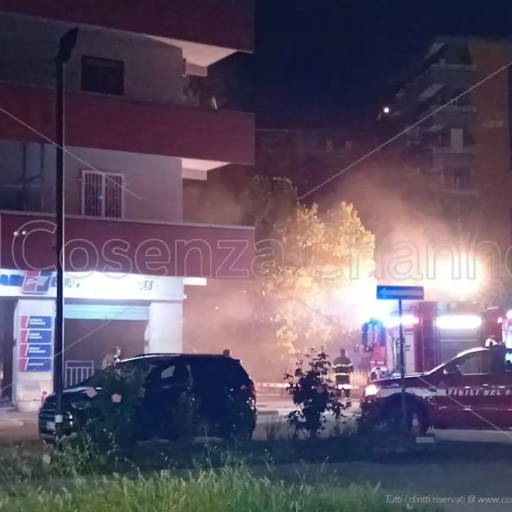 Rende, incendio in un deposito di gomme a Commenda: indagini in corso
