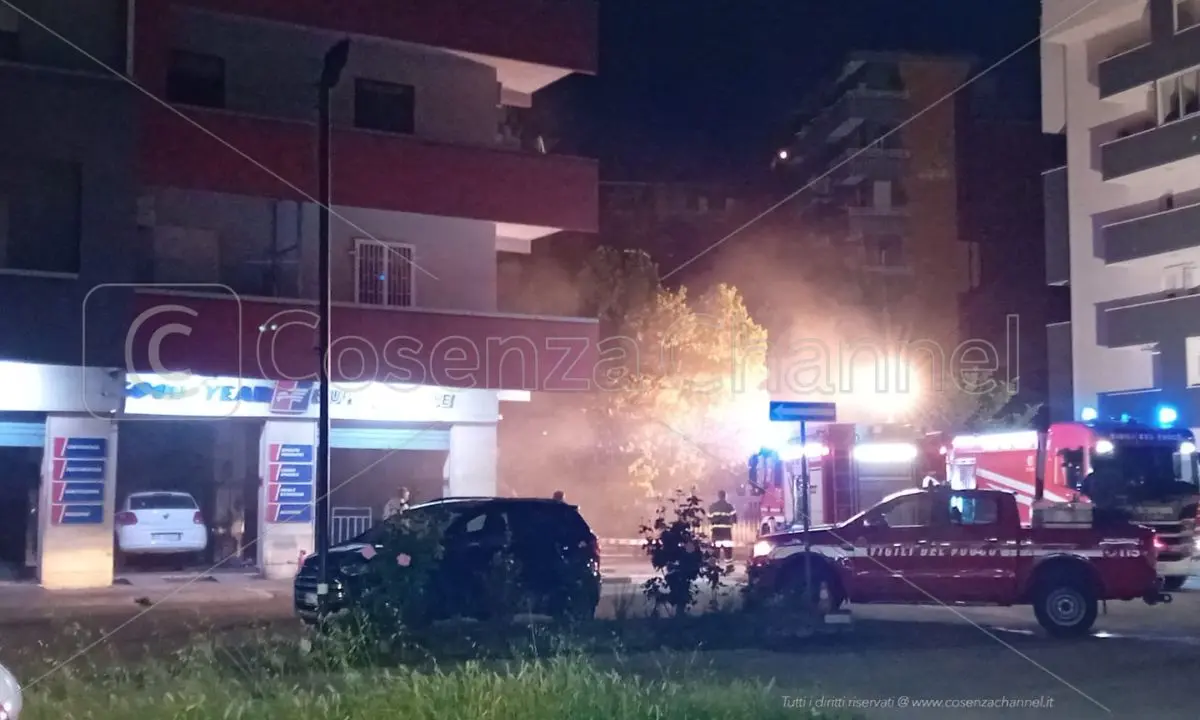 Rende, incendio in un deposito di gomme a Commenda: indagini in corso