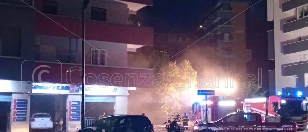 Rende, incendio in un deposito di gomme a Commenda: indagini in corso