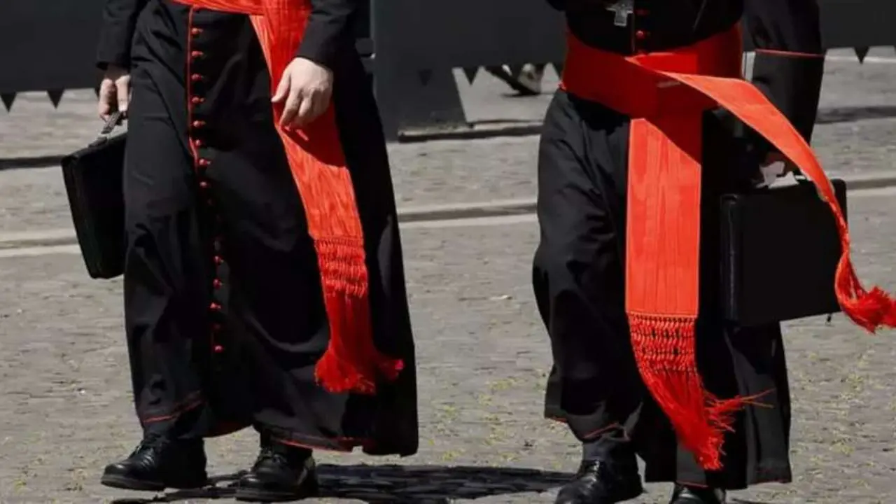 Il conclave dei collaboratori: anche infermieri e cuochi dovranno prestare giuramento