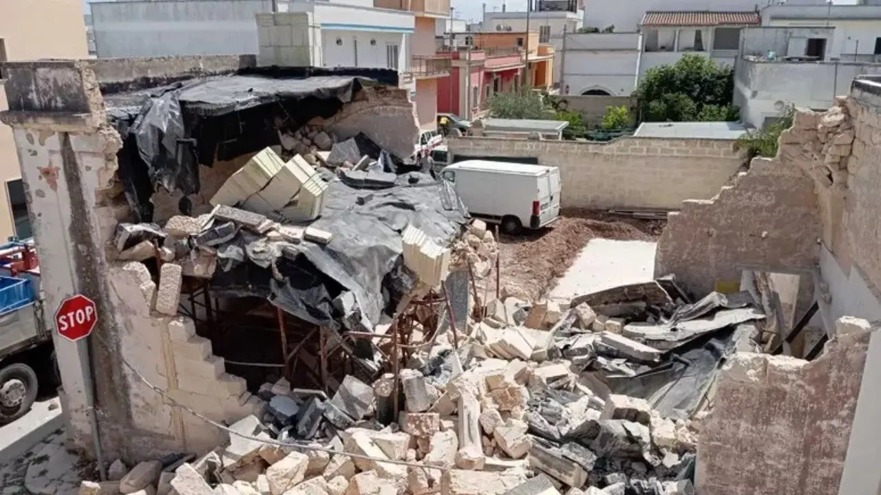 Lecce, crolla una palazzina durante i lavori di ristrutturazione: feriti quattro operai
