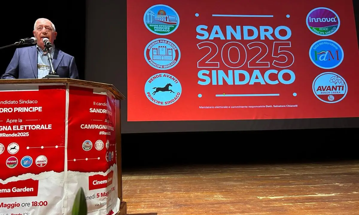 Sandro Principe acclamato dalla folla a Rende: «Rilanciamo la metro leggera fino all’Unical»