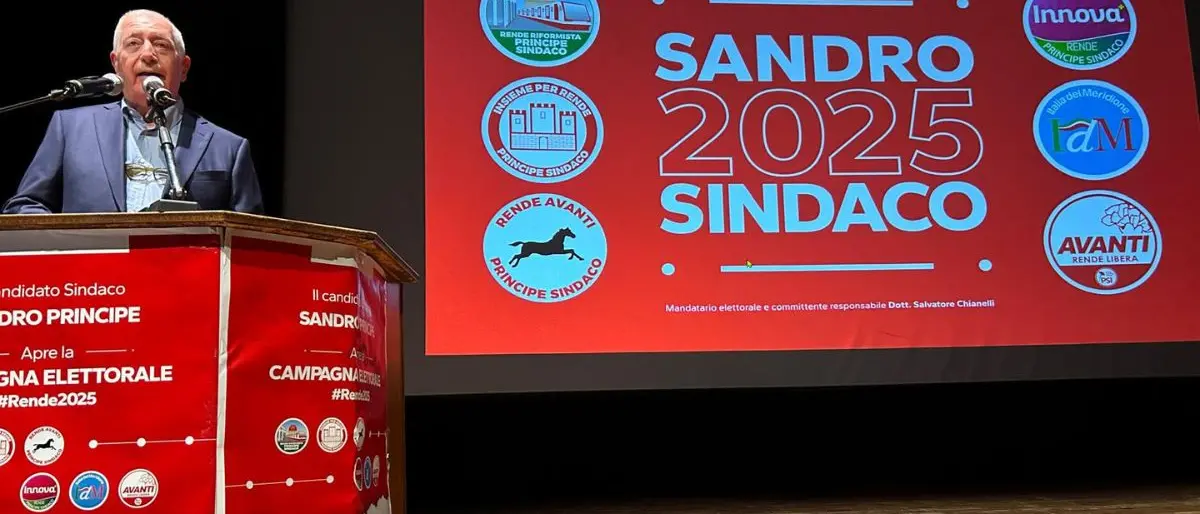 Sandro Principe acclamato dalla folla a Rende: «Rilanciamo la metro leggera fino all’Unical»