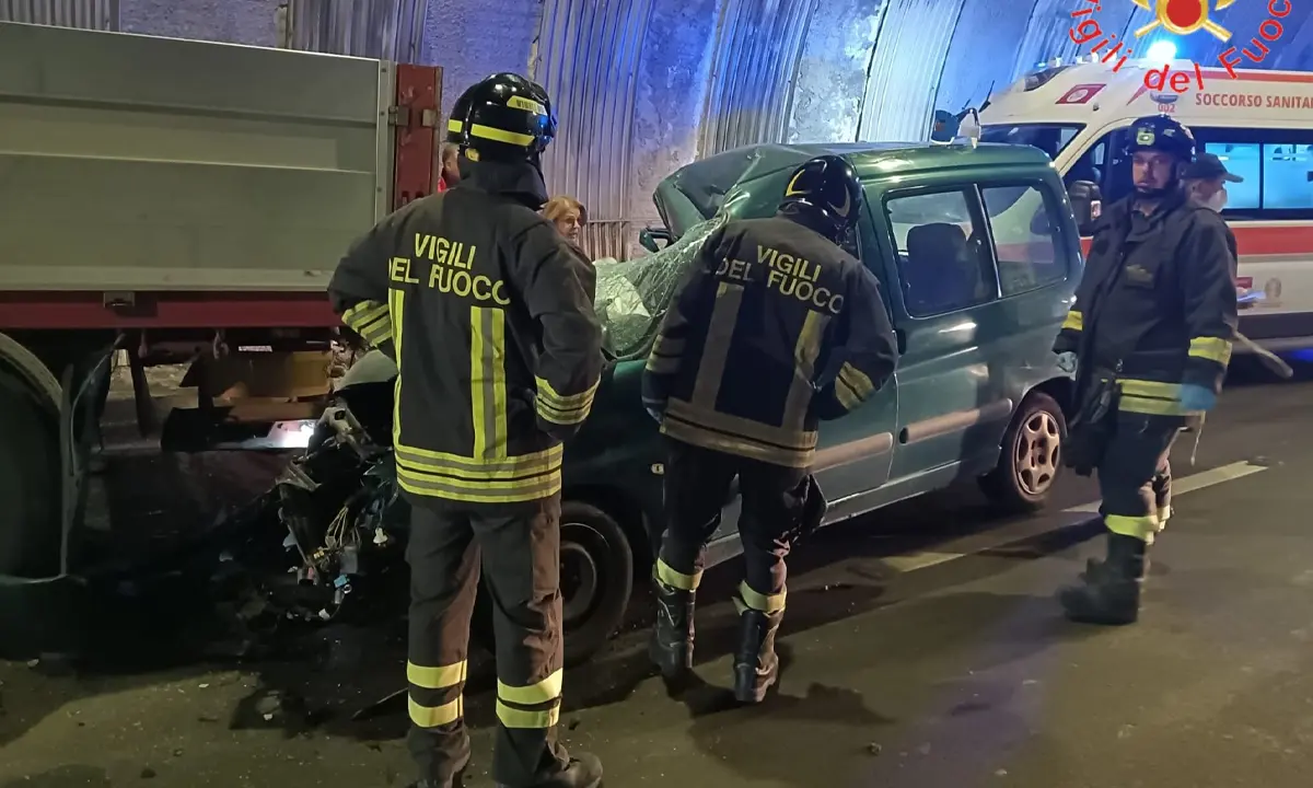 Incidente tra un autocarro e un'automobile, due morti sulla SS280 \"Due Mari\"