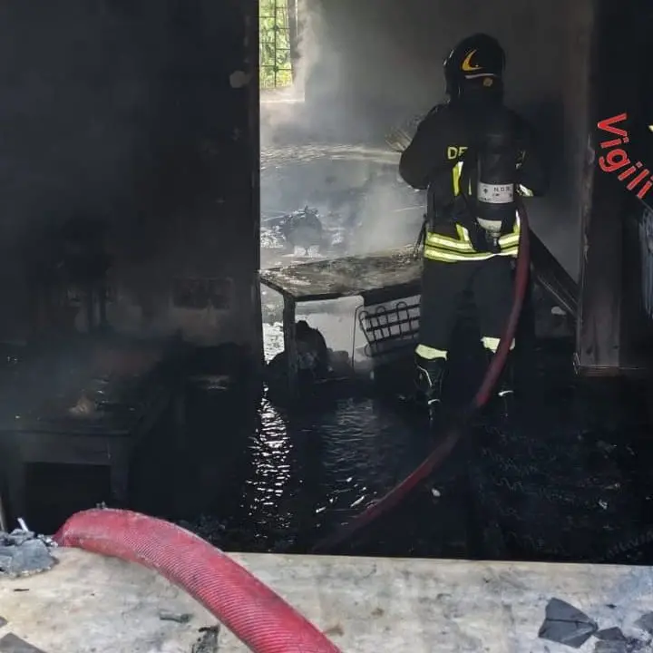 Incendio in un’abitazione ad Amaroni, marito e moglie intossicati: salvato anche un cane