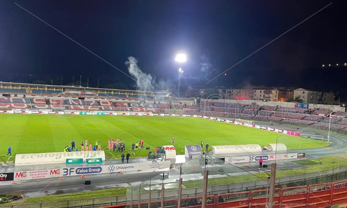 Cosenza-Cesena sospesa dopo pochi secondi per lancio di fumogeni dall'esterno