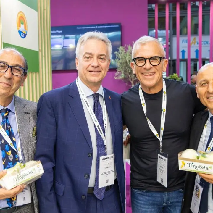 Il Finocchio IGP di Isola Capo Rizzuto trionfa al Macfrut 2025 con Manuela Arcuri e Max Mariola