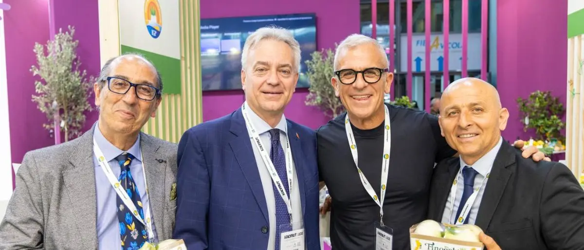 Il Finocchio IGP di Isola Capo Rizzuto trionfa al Macfrut 2025 con Manuela Arcuri e Max Mariola