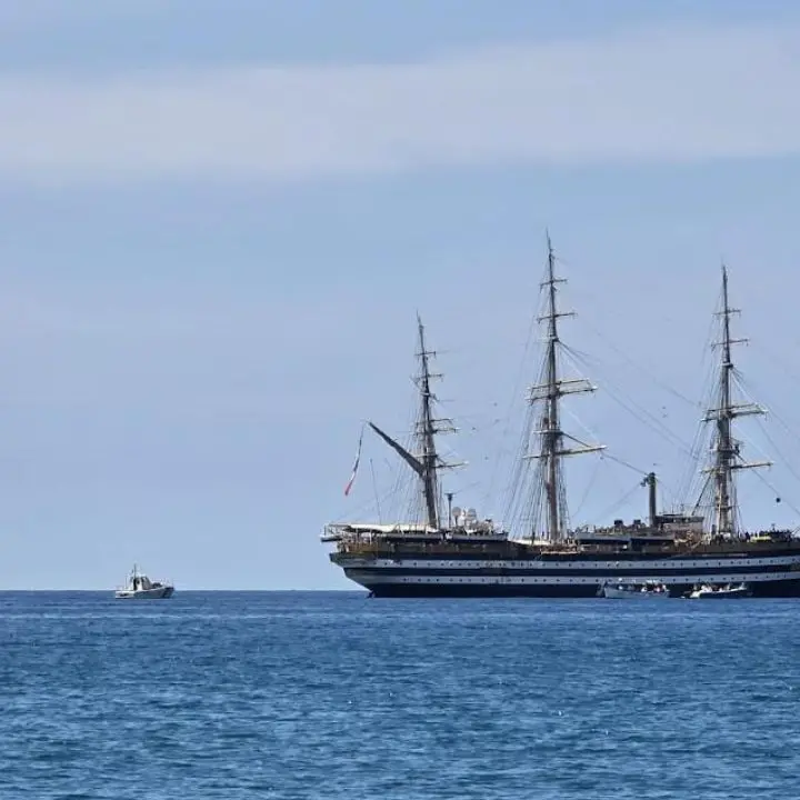 Scalea in estasi per il passaggio della nave \"Amerigo Vespucci\"