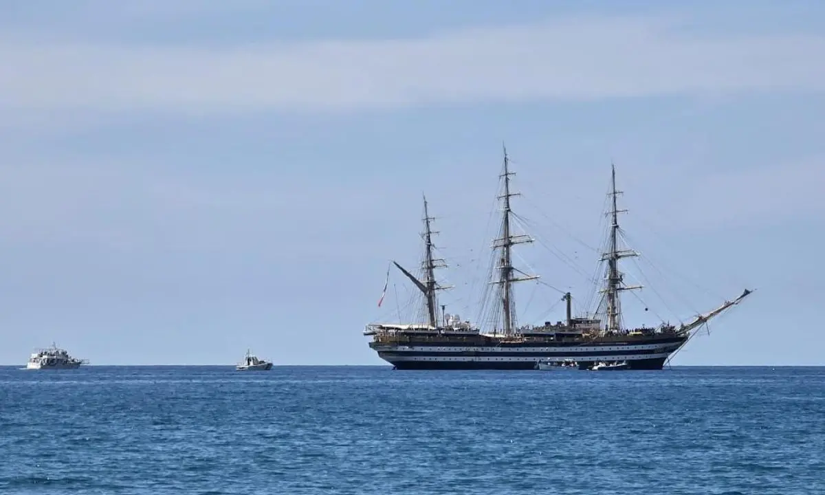 Scalea in estasi per il passaggio della nave \"Amerigo Vespucci\"
