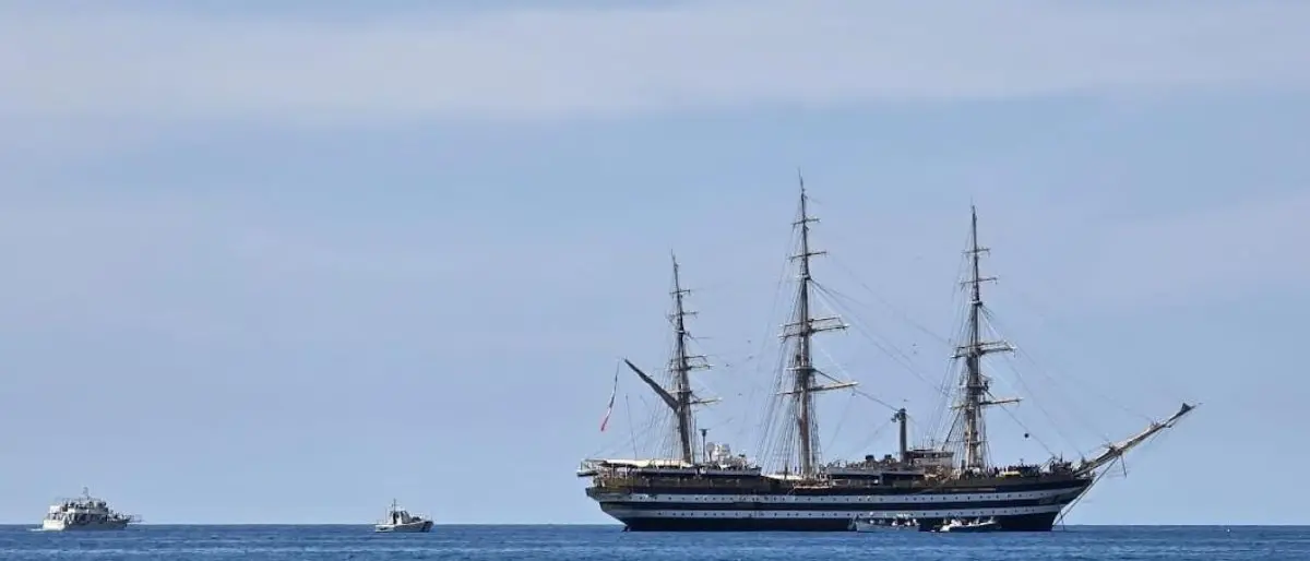 Scalea in estasi per il passaggio della nave \"Amerigo Vespucci\"