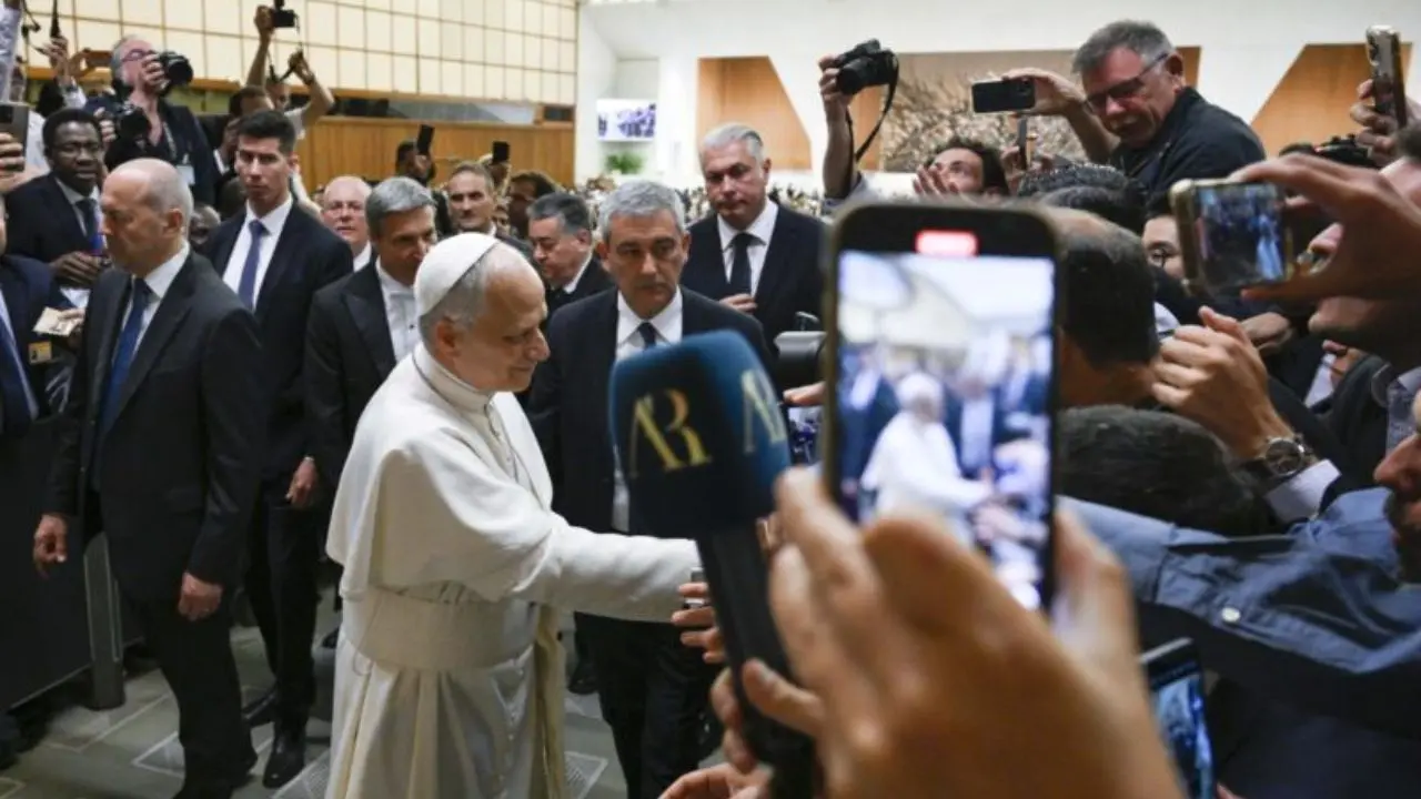Papa Leone XIV incontra i media: «No a guerra di parole, pace comincia da ognuno di noi»
