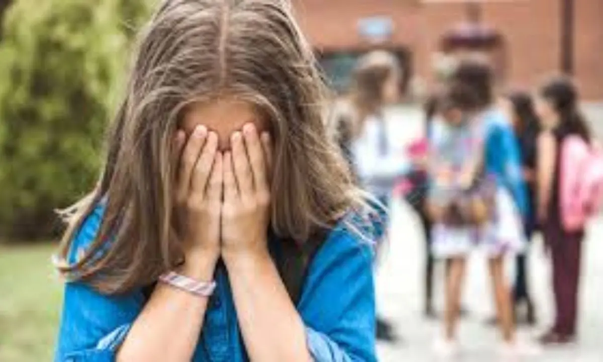 Alto Tirreno cosentino, ragazza colpita da calci e pugni all'uscita di scuola: indagano i carabinieri