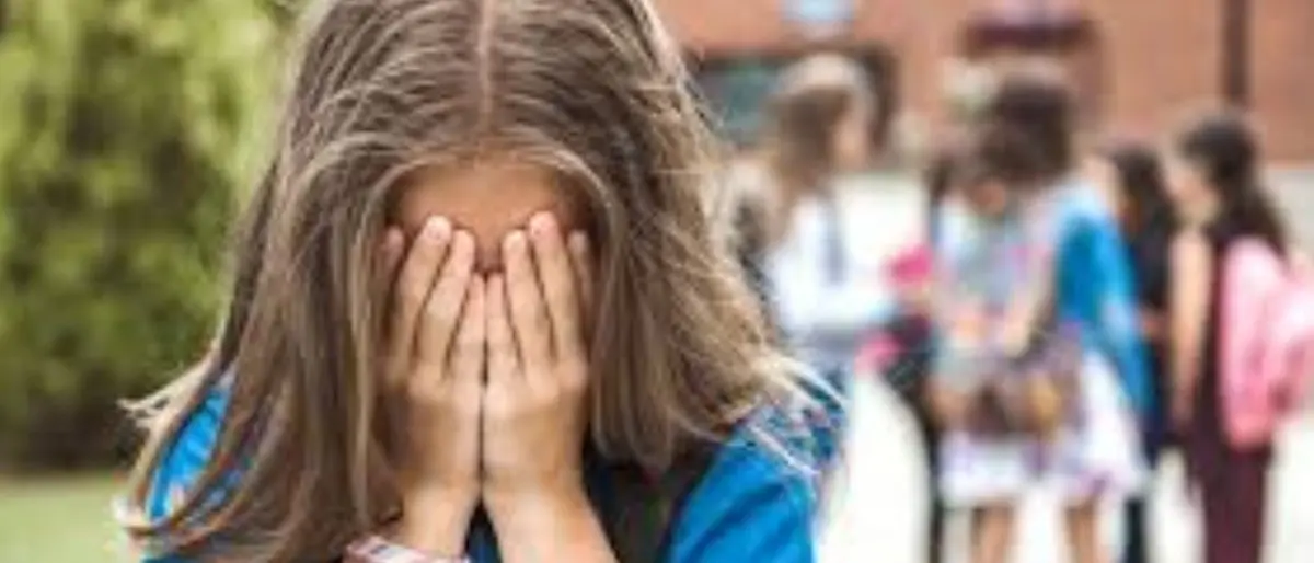 Alto Tirreno cosentino, ragazza colpita da calci e pugni all'uscita di scuola: indagano i carabinieri