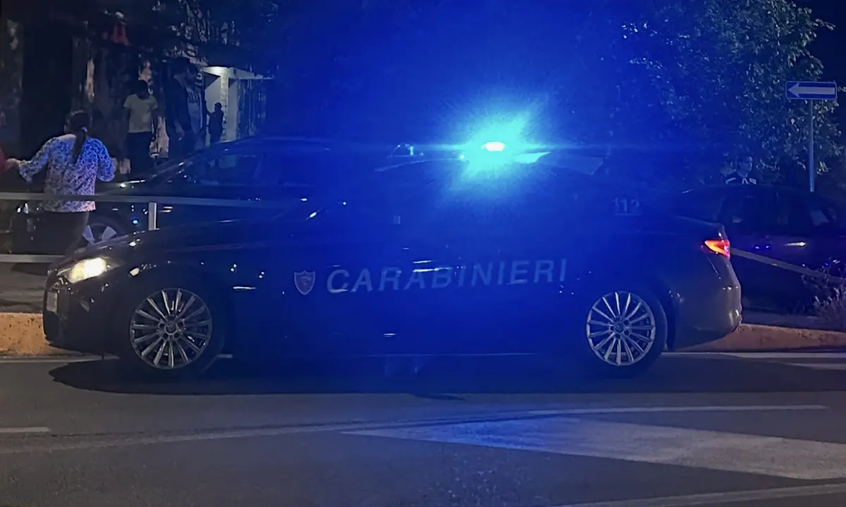 Corigliano Rossano, scoppia una violenta rissa per strada. Spuntano i coltelli, uno è grave