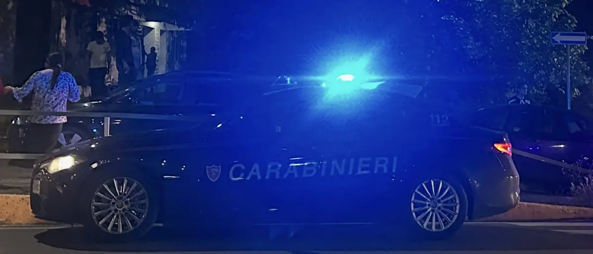 Corigliano Rossano, scoppia una violenta rissa per strada. Spuntano i coltelli, uno è grave