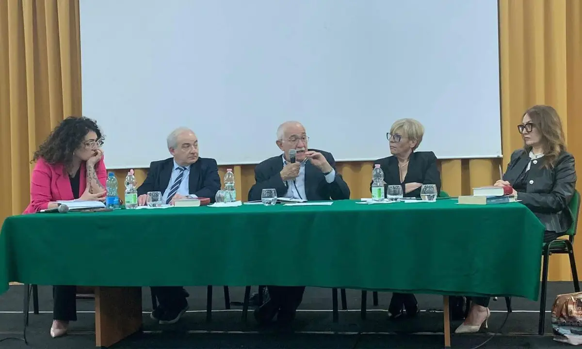 Giulio Ferroni ipnotizza gli studenti del Marconi Guarasci di Rogliano tra cultura e letteratura
